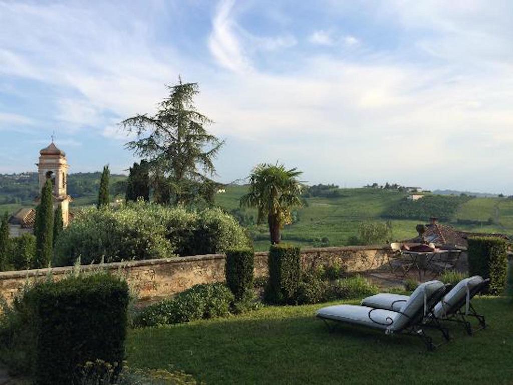 Castello Di Coazzolo Bed & Breakfast Neive Exterior photo
